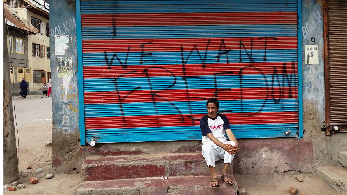 bondevik1_JALEES ANDRABIAFP via Getty Images_kashmirconflictgraffitiman