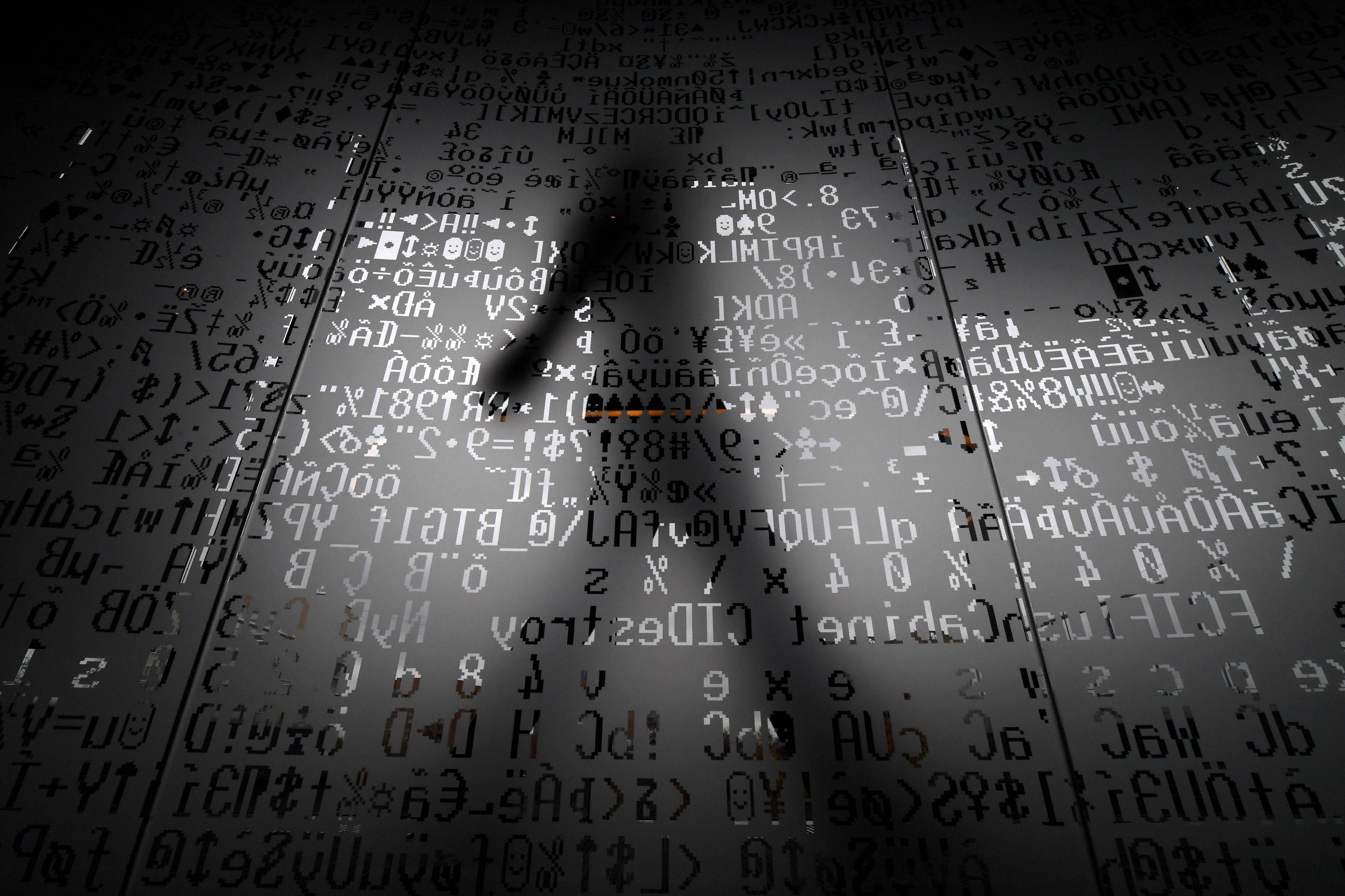 says that Russia's use of cyber technology for information warfare is disruptive, not attractive.