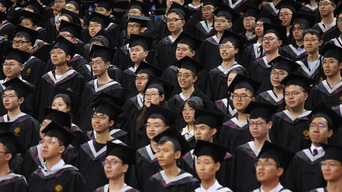 lee57_Jiang QimingChina News ServiceVCGGettyImages_peking_university_commencement_2025
