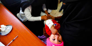 Yemini child polio vaccination