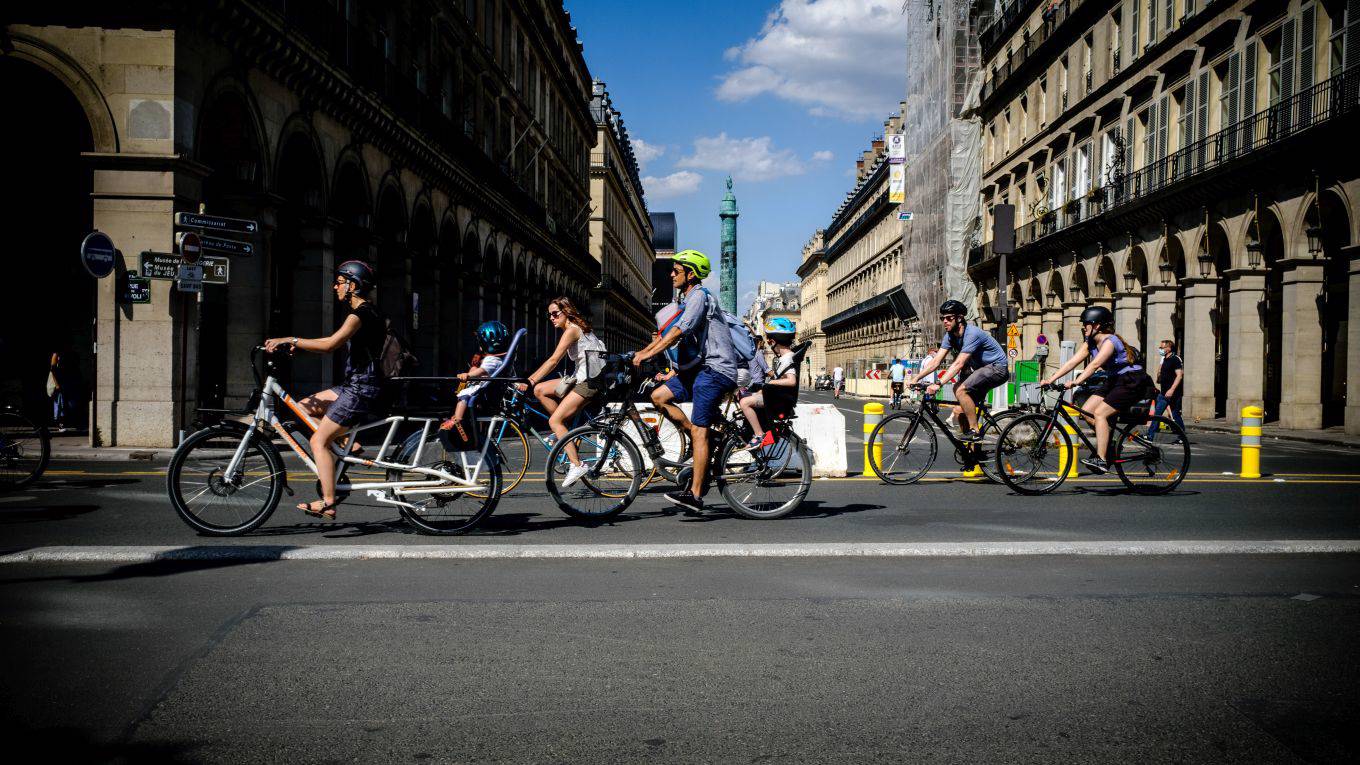ratti12_Samuel BoivinNurPhoto via Getty Images_bicycles rue de rivoli
