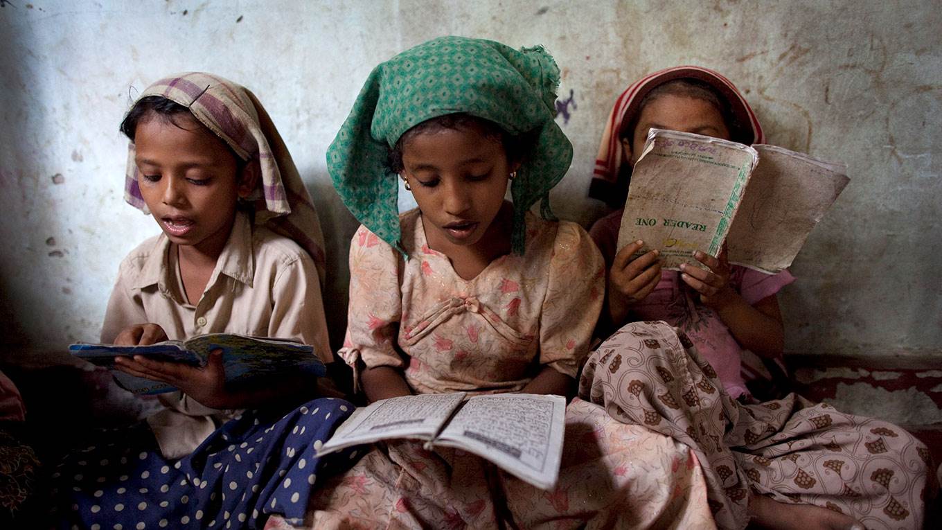 Rohingya students read the Koran