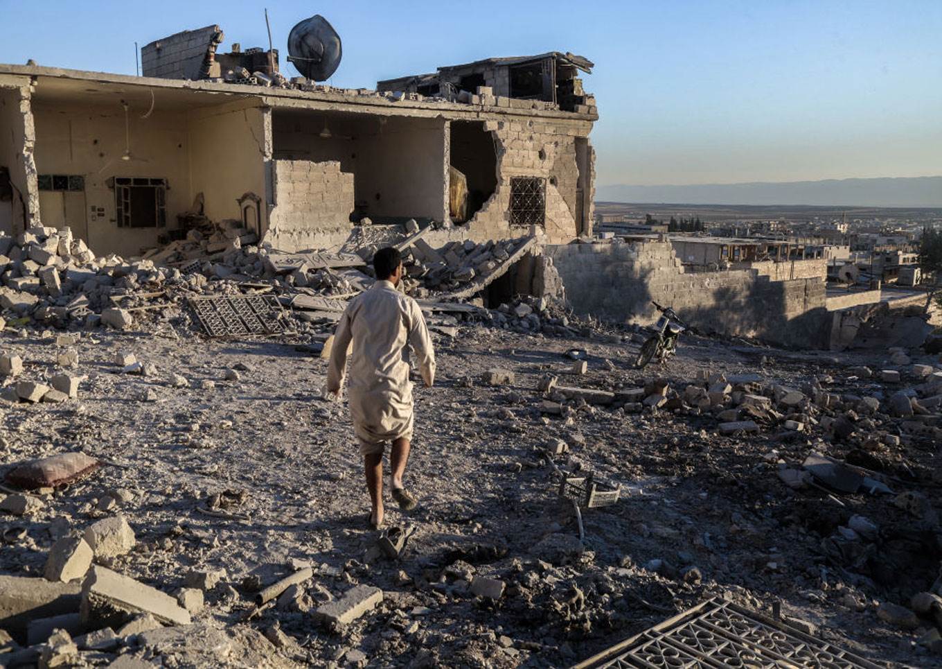 syria man ruined buildings
