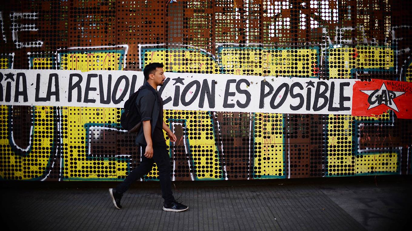 velasco100_RODRIGO ARANGUAAFP via Getty Images_chilegraffitti
