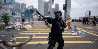 pei51_AnthonyKwanGettyImages_hongkongpoliceofficerprotests