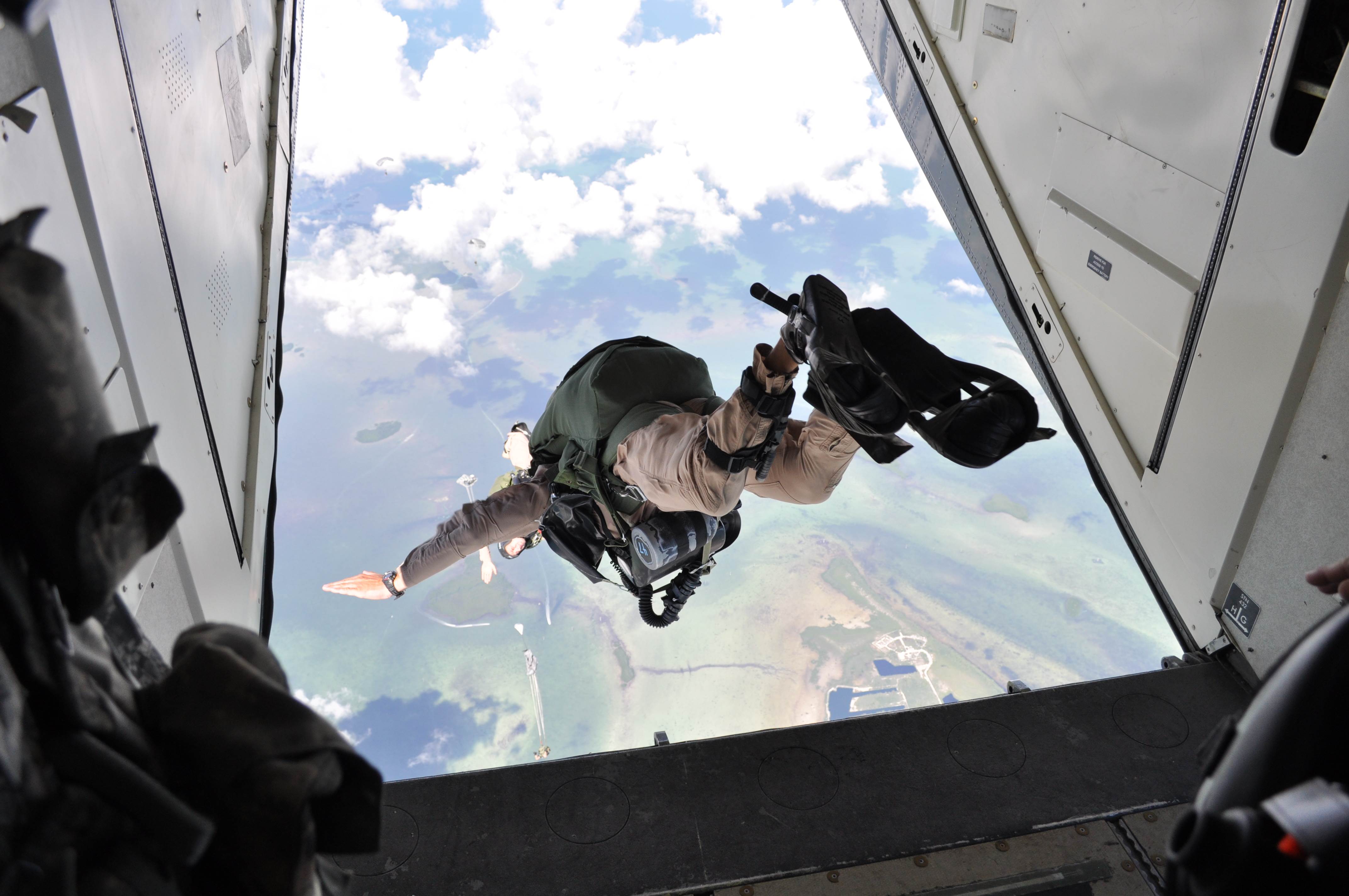 Skydive plane freefall risk