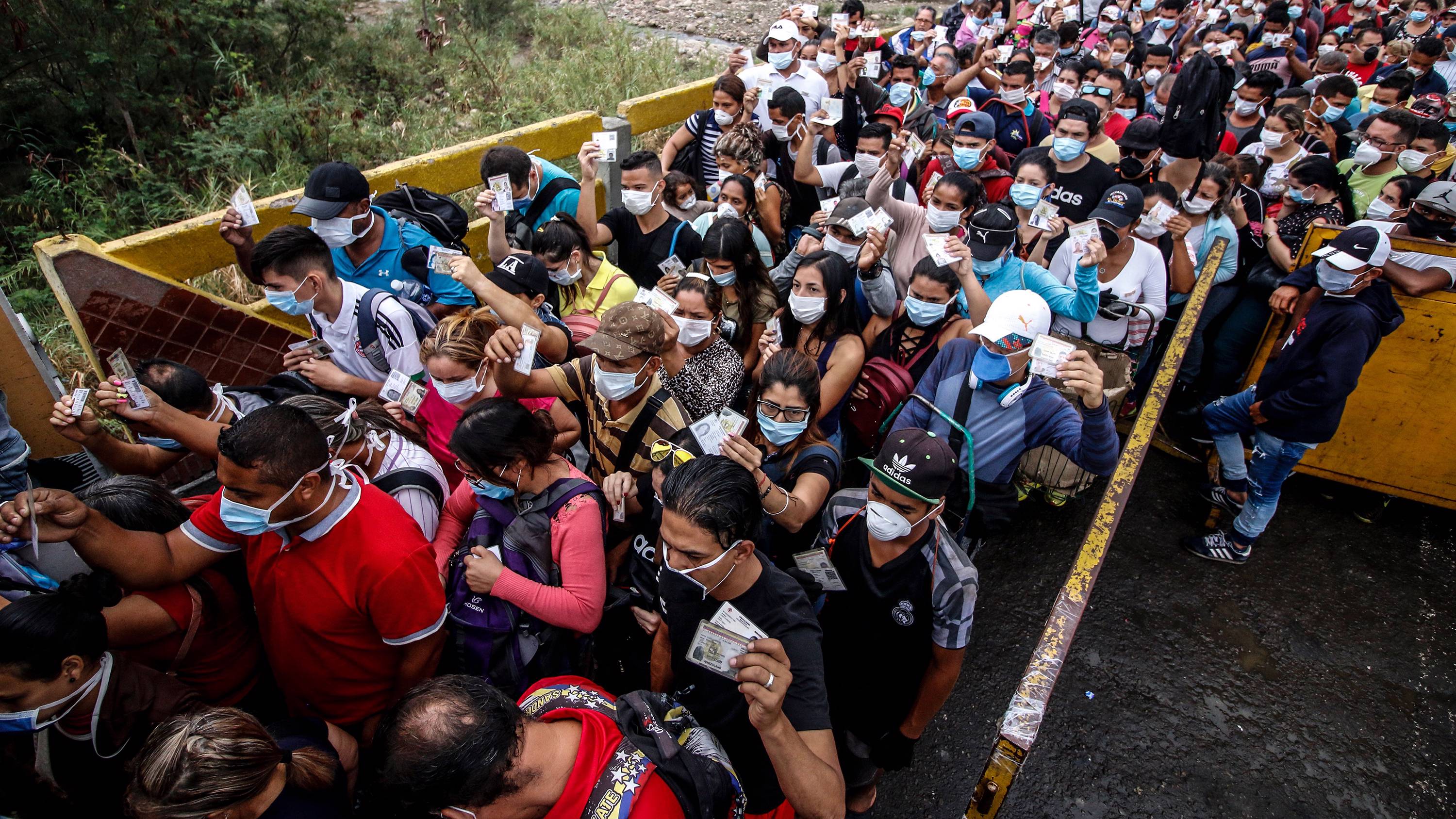adelman4_SCHNEYDER MENDOZAAFP via Getty Images_venezuelacolombiabordermigrantcoronavirus