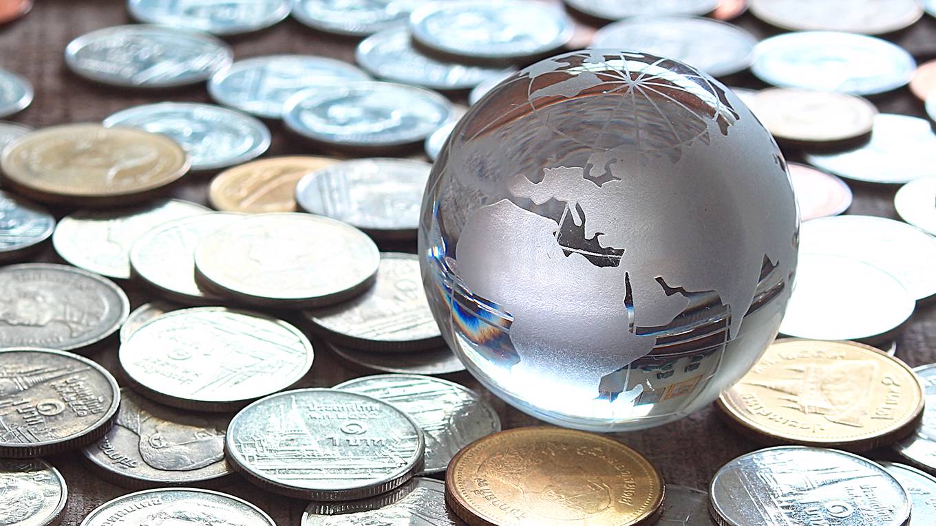 buiter15_Athitat ShinagowinEyeEmGetty Imges_globemoneycoins