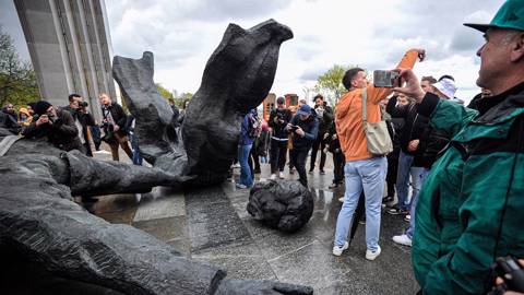 op_lyubka1_Sergei ChuzavkovSOPA ImagesLightRocket via Getty Images_ukrainestatue