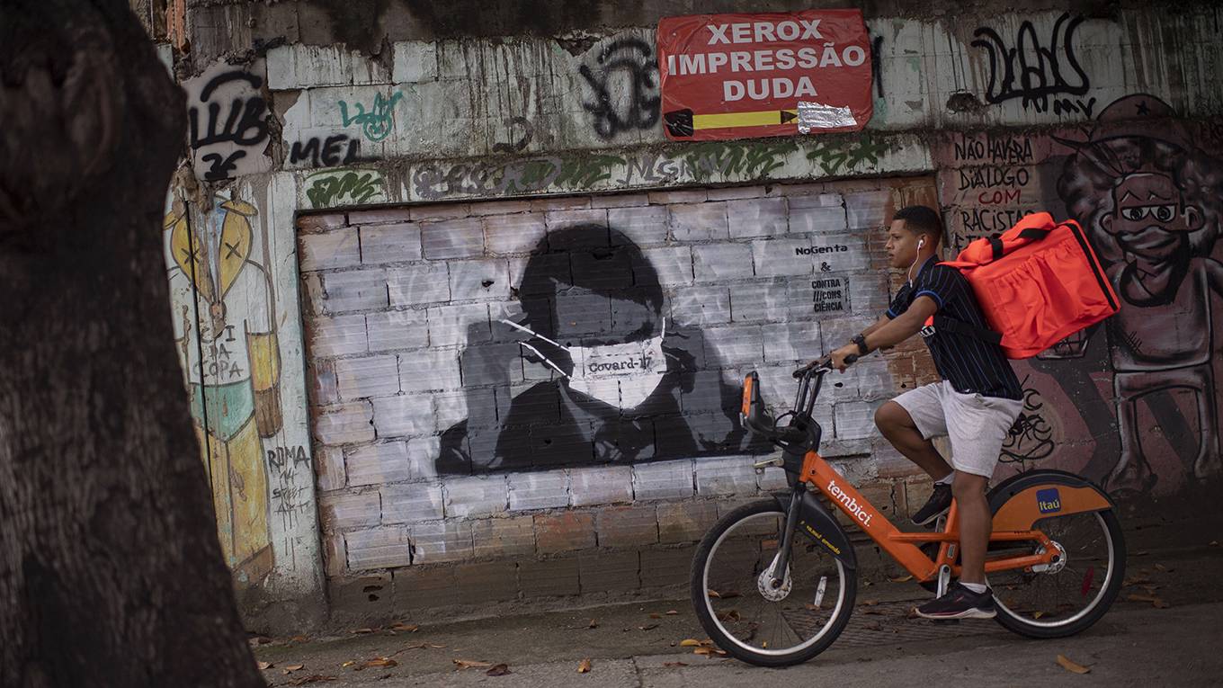 varoufakis66_MAURO PIMENTELAFP via Getty Images_bolsonarocoronavirusgraffiti