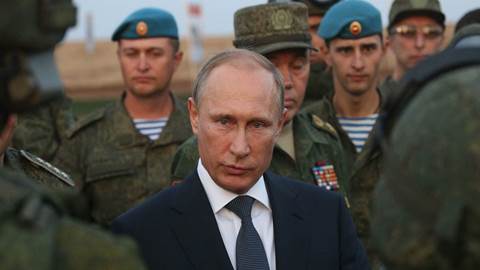 vladimir putin with soldiers