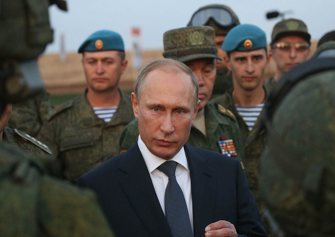 vladimir putin with soldiers
