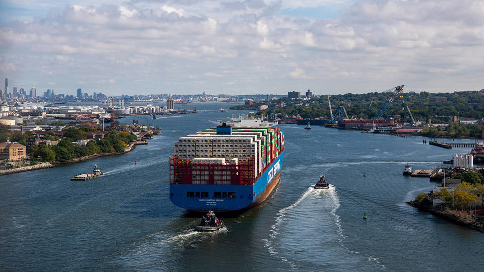 Trumpove tarifne vojne kljubujejo globalni trgovini, a puščajo posledice