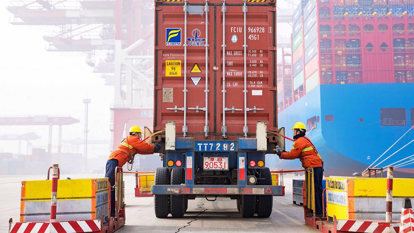 berglof24_STRAFP via Getty Images_chinashippingtrucktrade