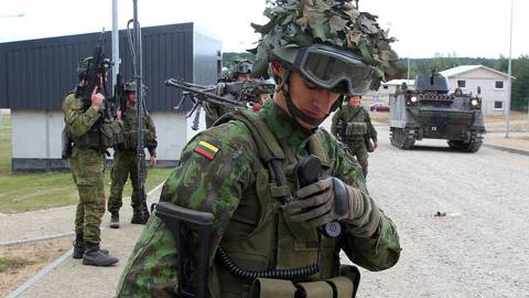 Lituanian soldiers in NATO exercise