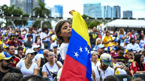 naim2_CHANDAN KHANNAAFP via Getty Images_USvenezuela