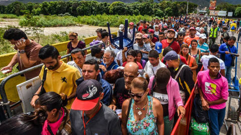 Refugees at Colombia Venezuela border