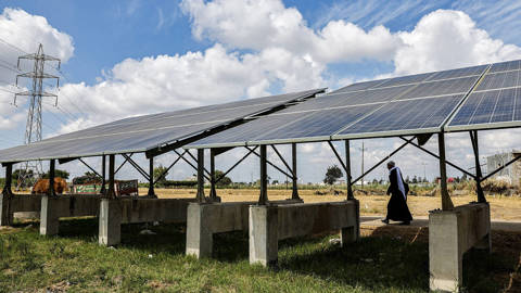 almashat1_ KHALED DESOUKIAFP via Getty Images_egypt solar power