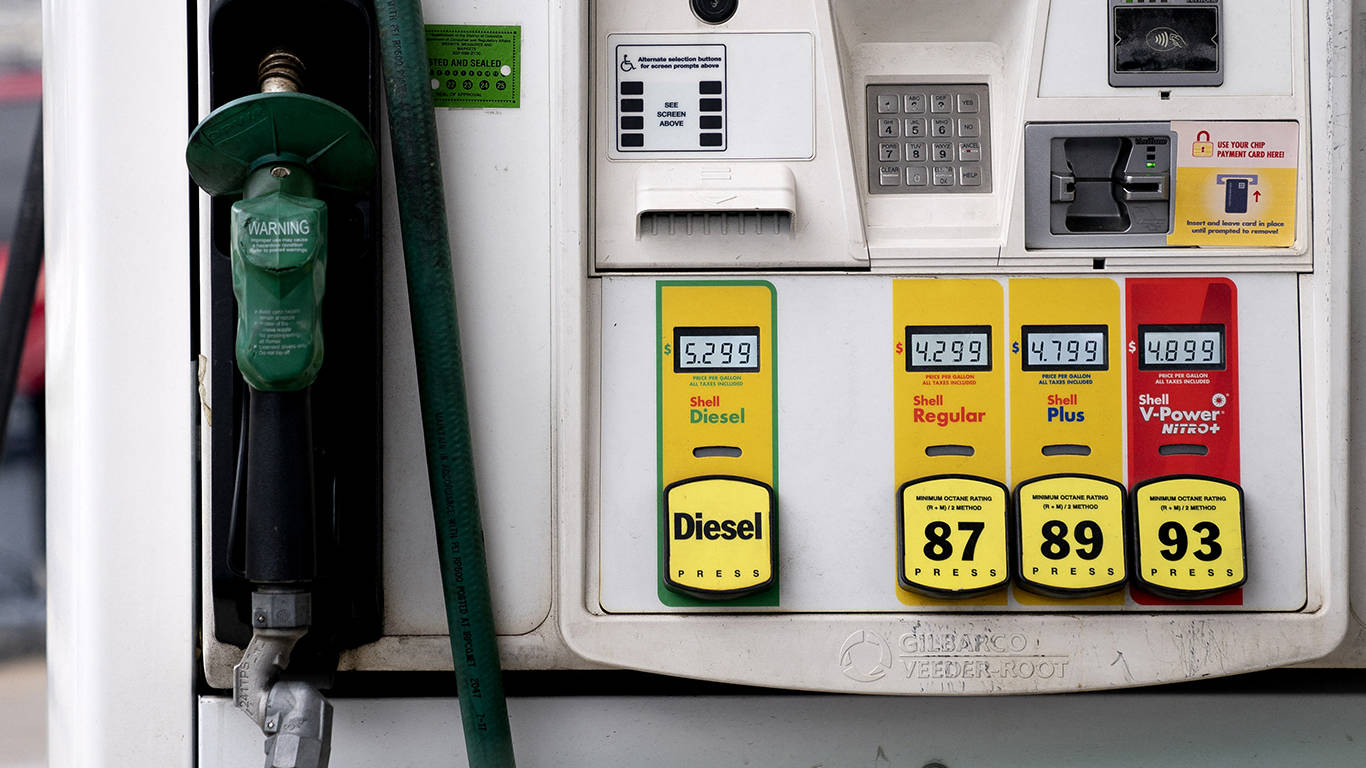 roubini163_STEFANI REYNOLDSAFP via Getty Images_gas prices