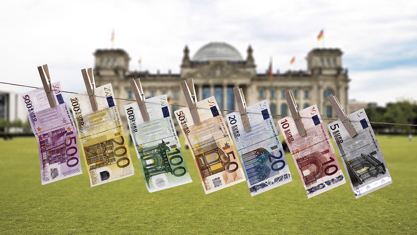 frankel103_gettyimages_hangingeuroreichstag