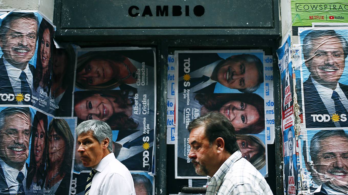 lmalfonsin1_Marcos BrindicciGetty Images_argentinafernandezelectionposters