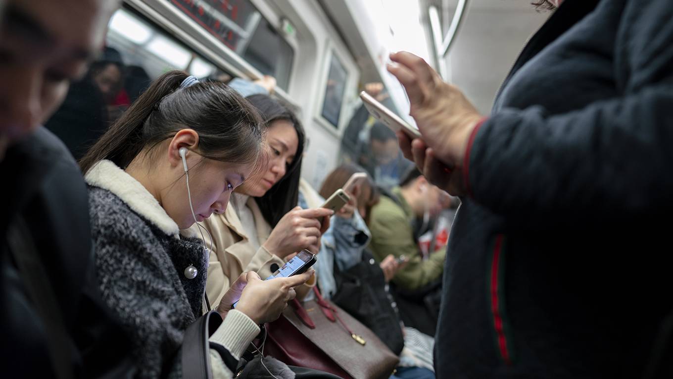 kaixi2_ZhangPengLightRocketviaGettyImages_chinesemetrotravelersoncellphones