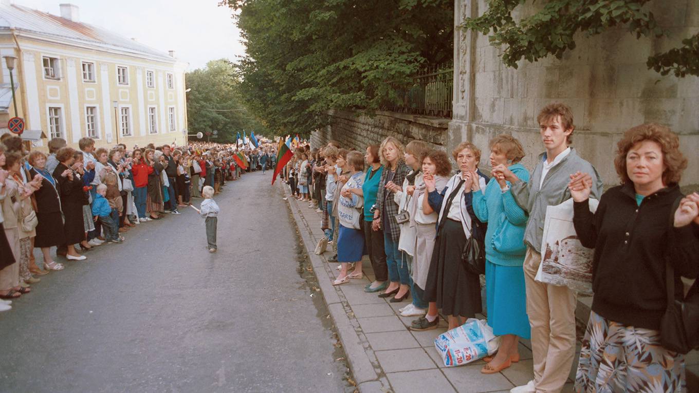 bildt67_ ITAR-TASS Langovitz_baltic human chain