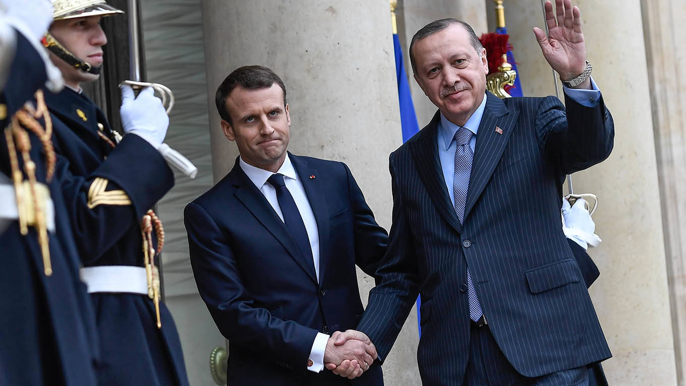 fischer177_Julien MattiaNurPhoto via Getty Images_macron erdogan
