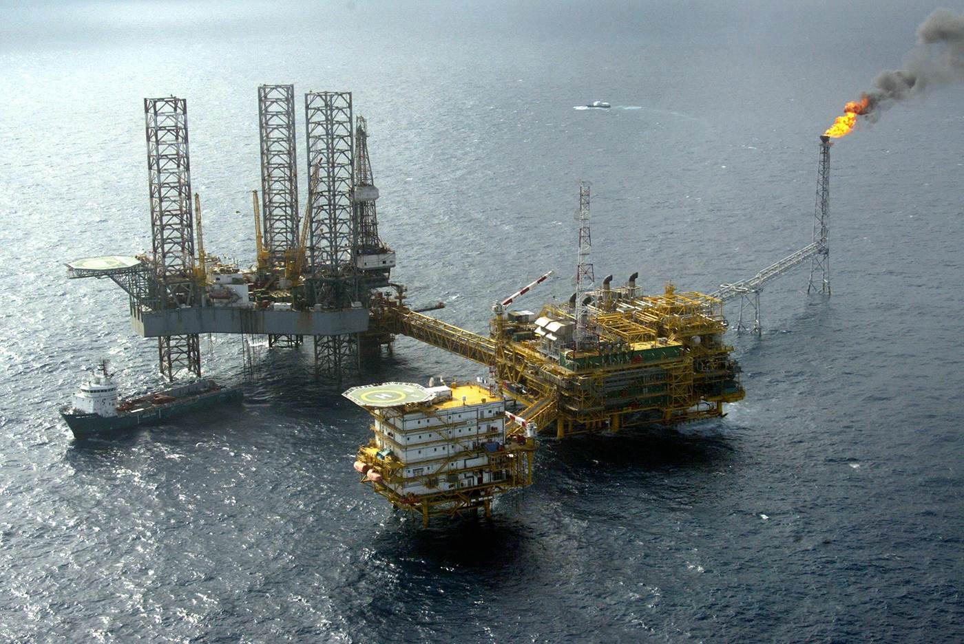 fuhr7_Pius Utomi Ekpei_AFP_Getty Images_oil gas platform