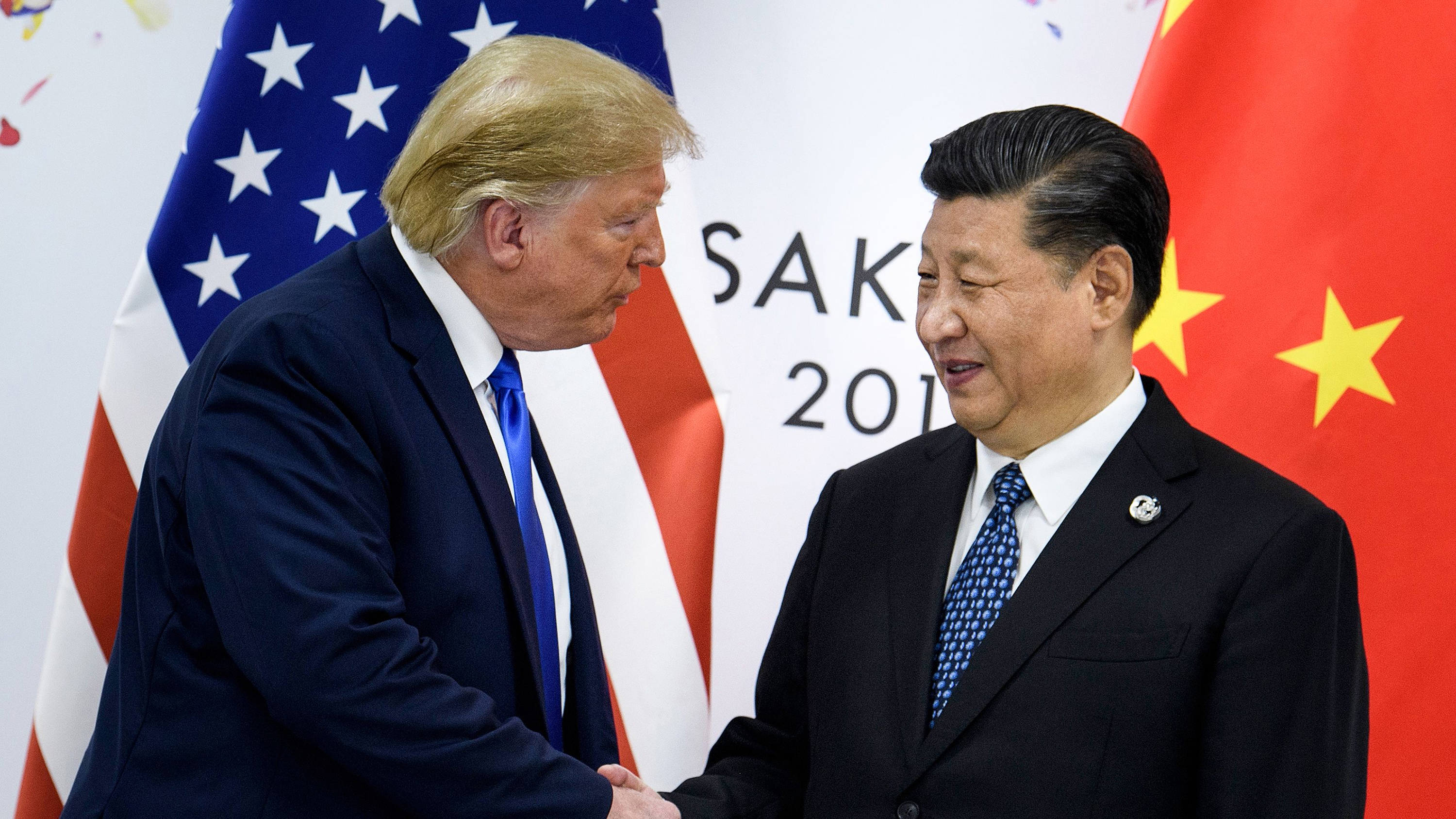 yu54_BRENDAN SMIALOWSKIAFP via Getty Images_trumpxishakehands