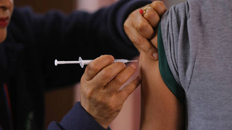 barroso14_NurPhotoGettyImages_nepal_cervical_cancer_vaccine