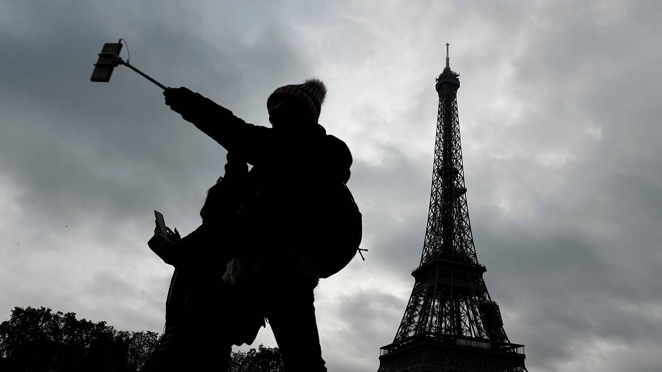 moisi163_PHILIPPELOPEZAFPGettyImages_selfiestickeiffeltower