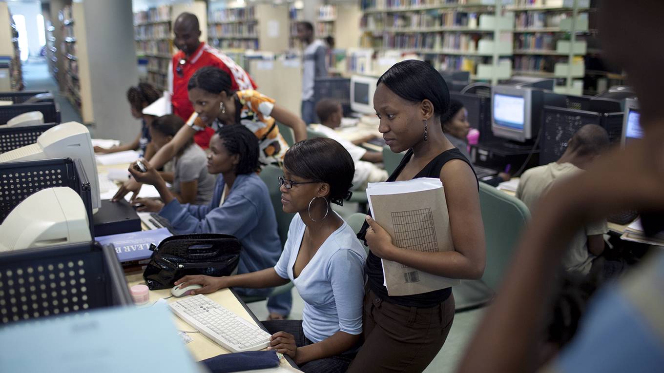 leke3_Per-Anders PetterssonGetty Images_africawomenschoolcomputer