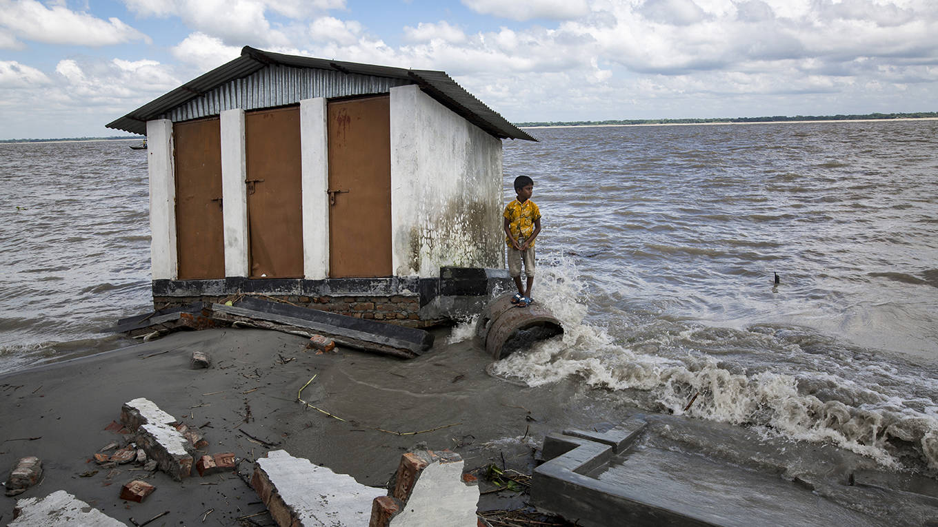 haque4_zakir hossain chowdhury Barcroft Media via Getty Images_childfloodhouse
