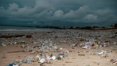 trouble1_NurPhotoGettyImages_plastic_pollution_bali