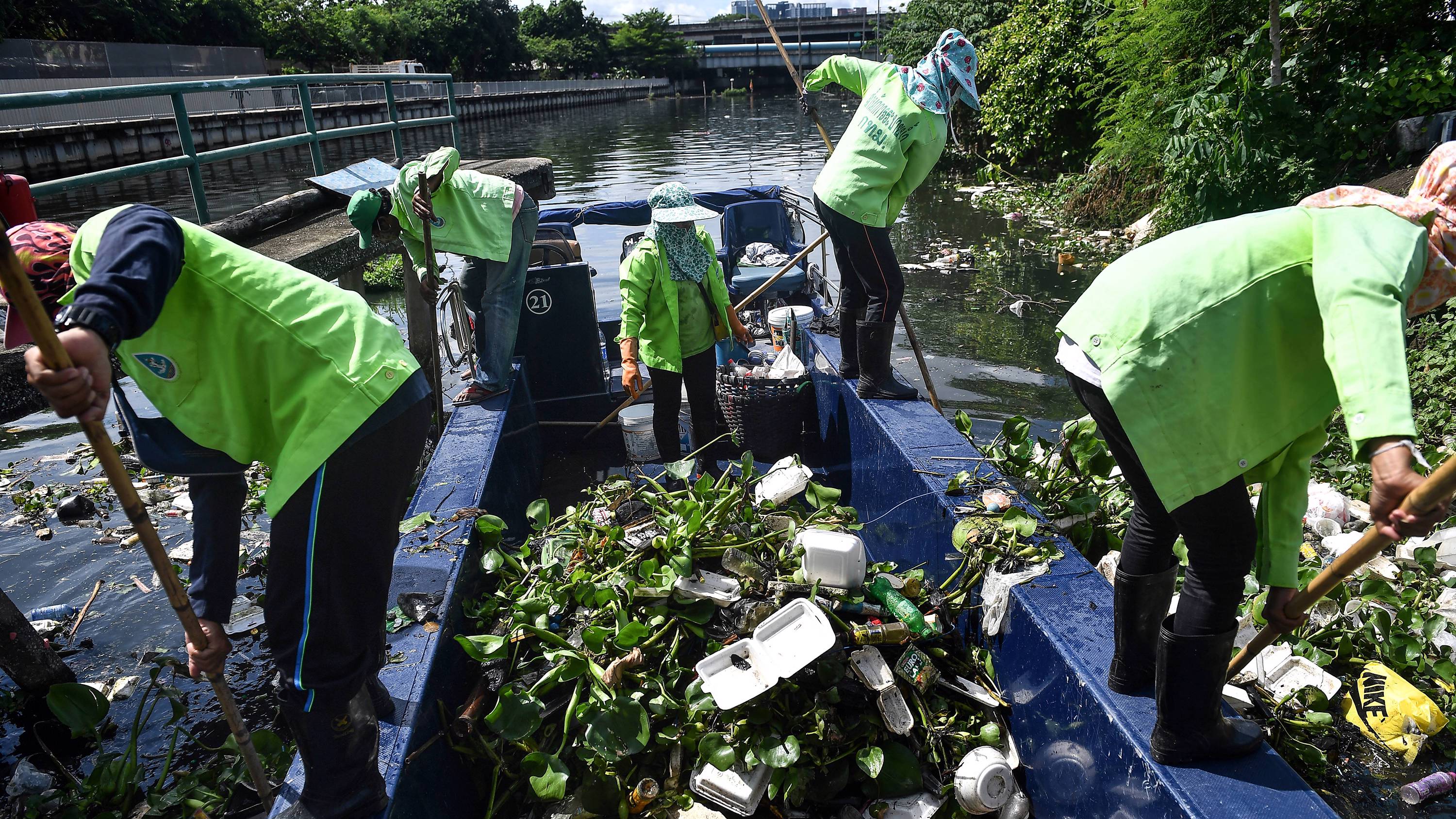 duer1_ LILLIAN SUWANRUMPHAAFP via Getty Images_plasticpollutionriverbangkokcoronavirus