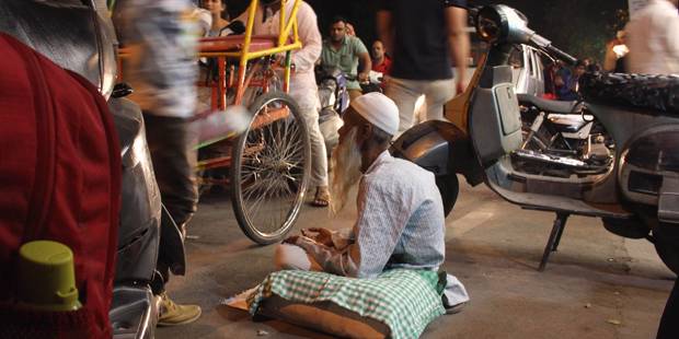 sangwan1_Nasir KachrooNurPhoto via Getty Images_beggarbusystreetindia