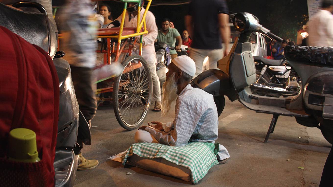 sangwan1_Nasir KachrooNurPhoto via Getty Images_beggarbusystreetindia