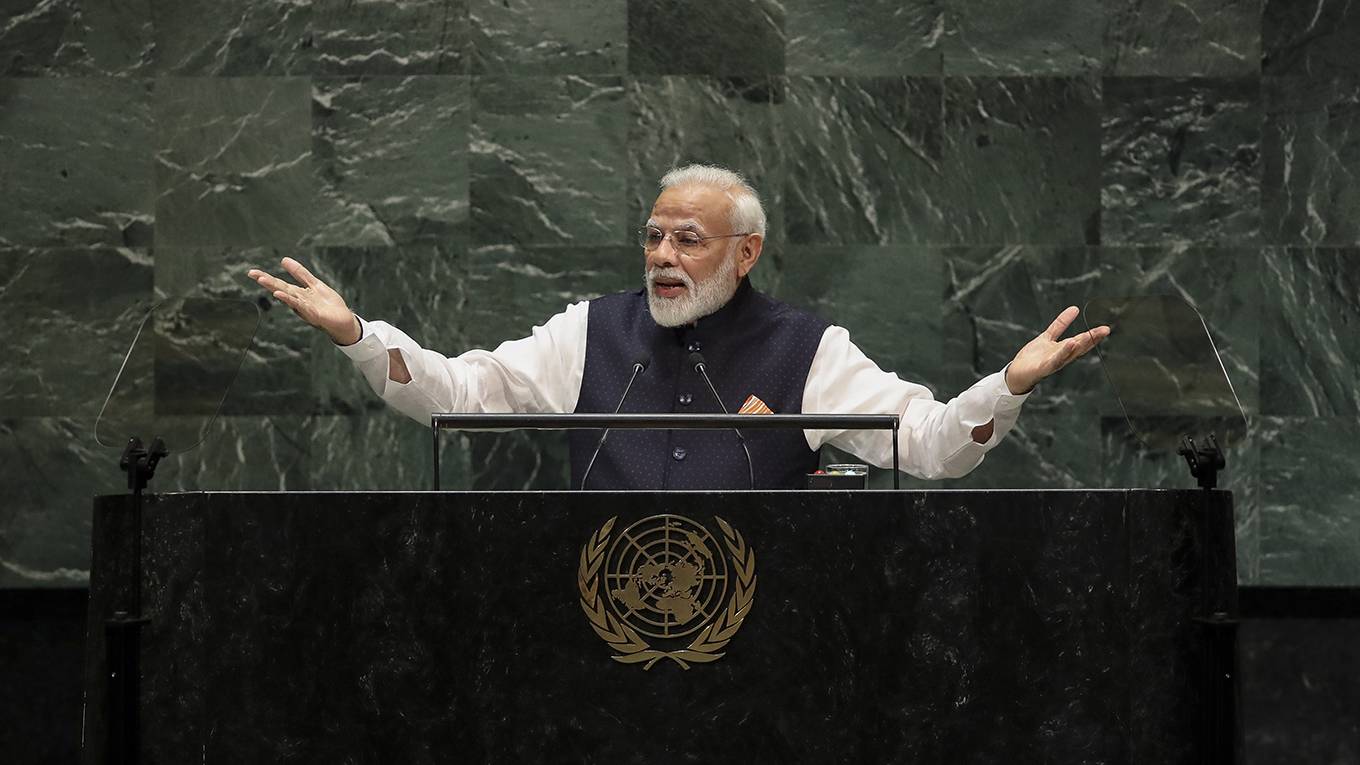 tharoor133_Drew AngererGetty Images_modihandsout