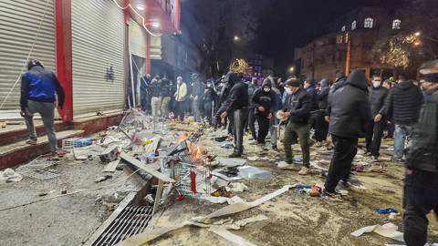 Los manifestantes bloquean una calle en Kermanshah, Irán, el 8 de enero de 2026, mientras las manifestaciones a nivel nacional por cuestiones económicas y políticas se extienden desde Teherán a otras ciudades.