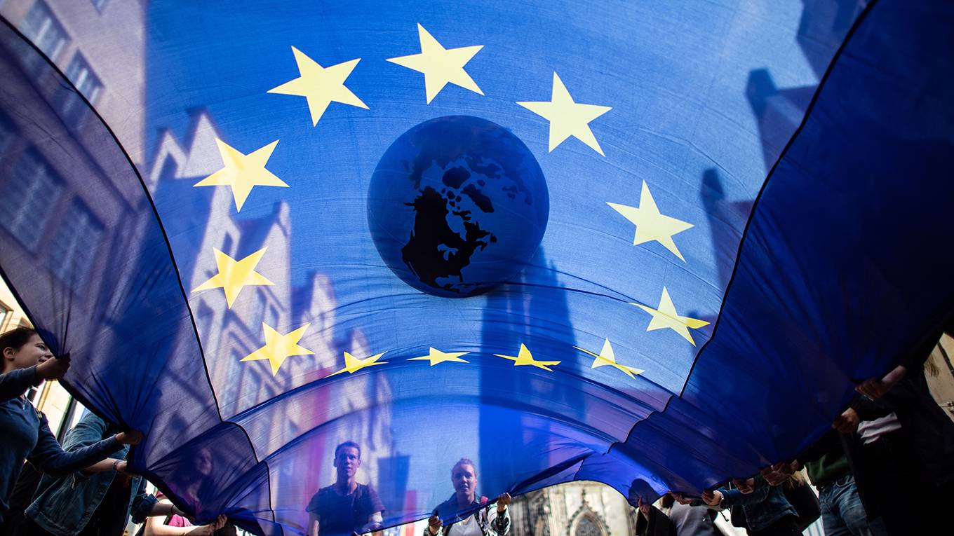 gros123_GUIDOKIRCHNERAFPGettyImages_globeaboveEUflagcelebration