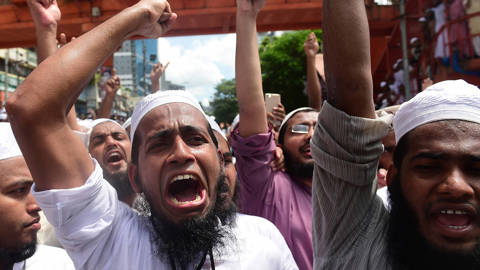 Members of Islamist groups shout slogans 
