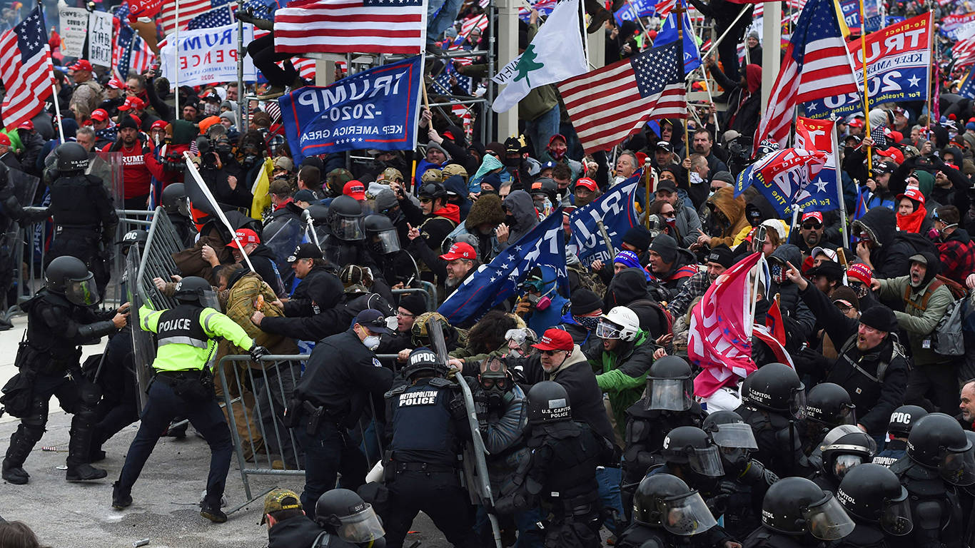 drew72_ROBERTO SCHMIDTAFP via Getty Images_riot