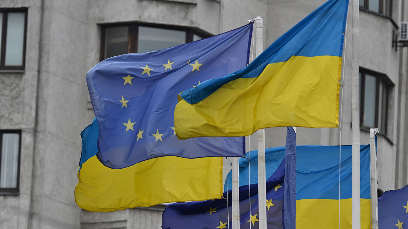 bildt100_SERGEI SUPINSKYAFP via Getty Images_ukraine eu