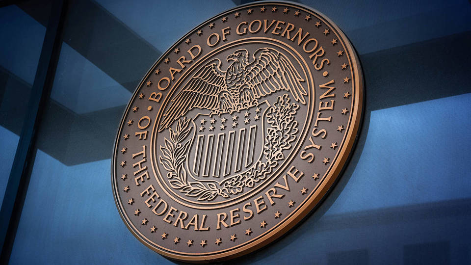Trump pritiska na Federal Reserve, medtem ko trgi ostajajo mirni