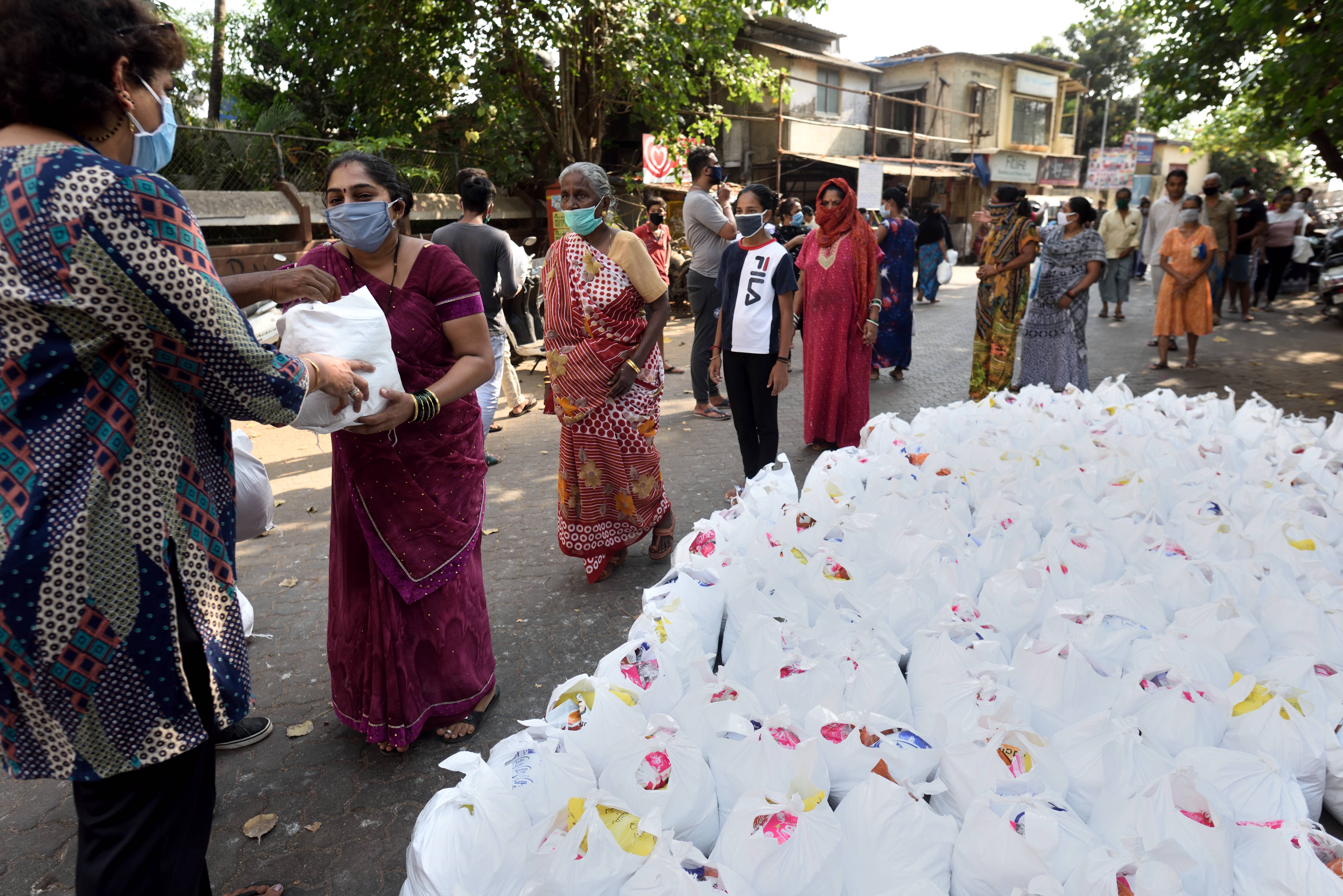vera1_Satish BateHindustan Times via Getty Images_coronavirus poverty food aid