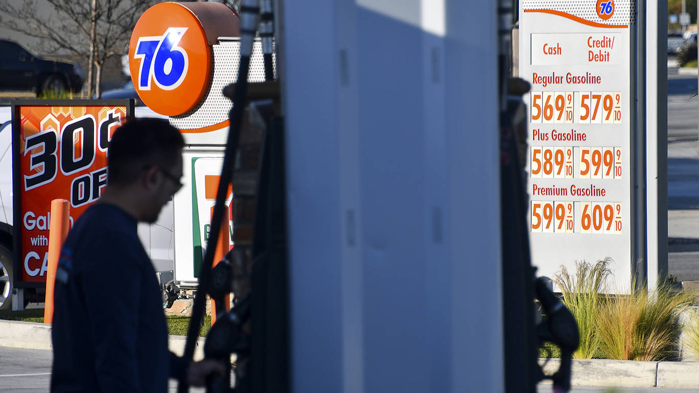 wei47_Jeff GritchenMediaNews GroupOrange County Register via Getty Images_gas prices
