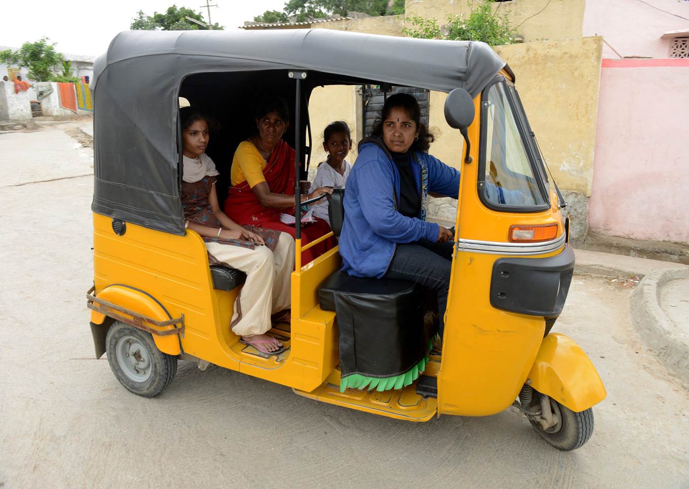 india rickshaw women