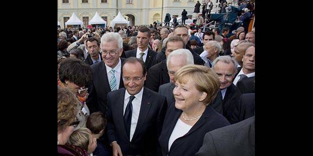 Merkel Hollande crowd