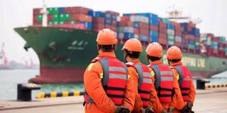 wei16_VCGVCG via Getty Images_chineseworkersshippingdock